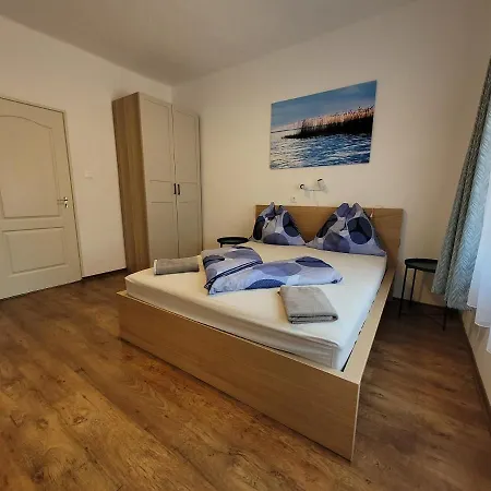 Adele לינה וארוחת בוקר